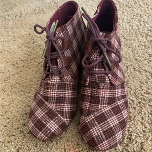 Plaid wedge boots